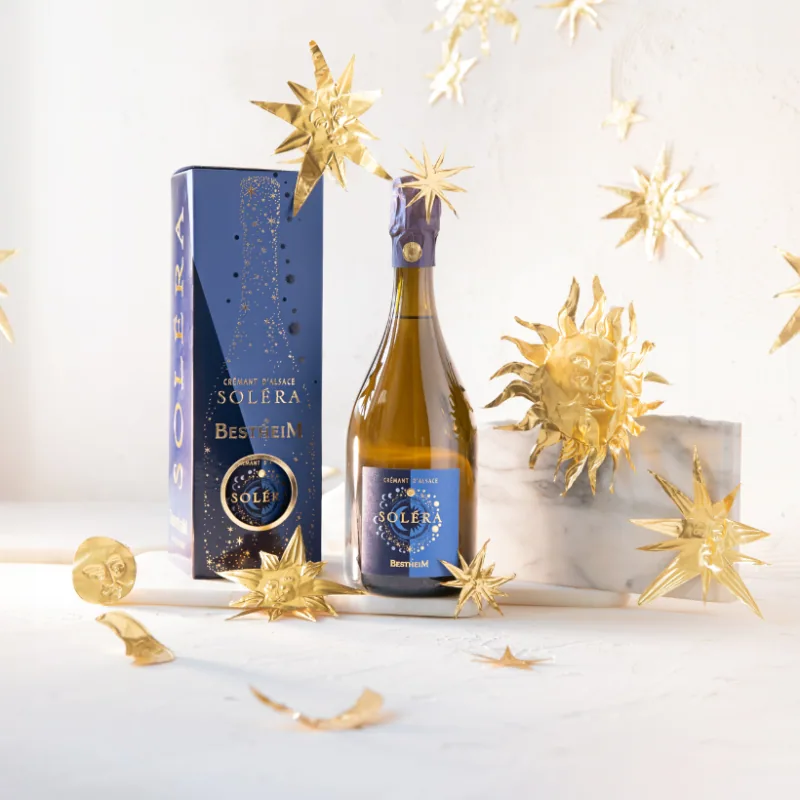Crémant Soléra Bestheim et son coffret, entourés d’étoiles dorées