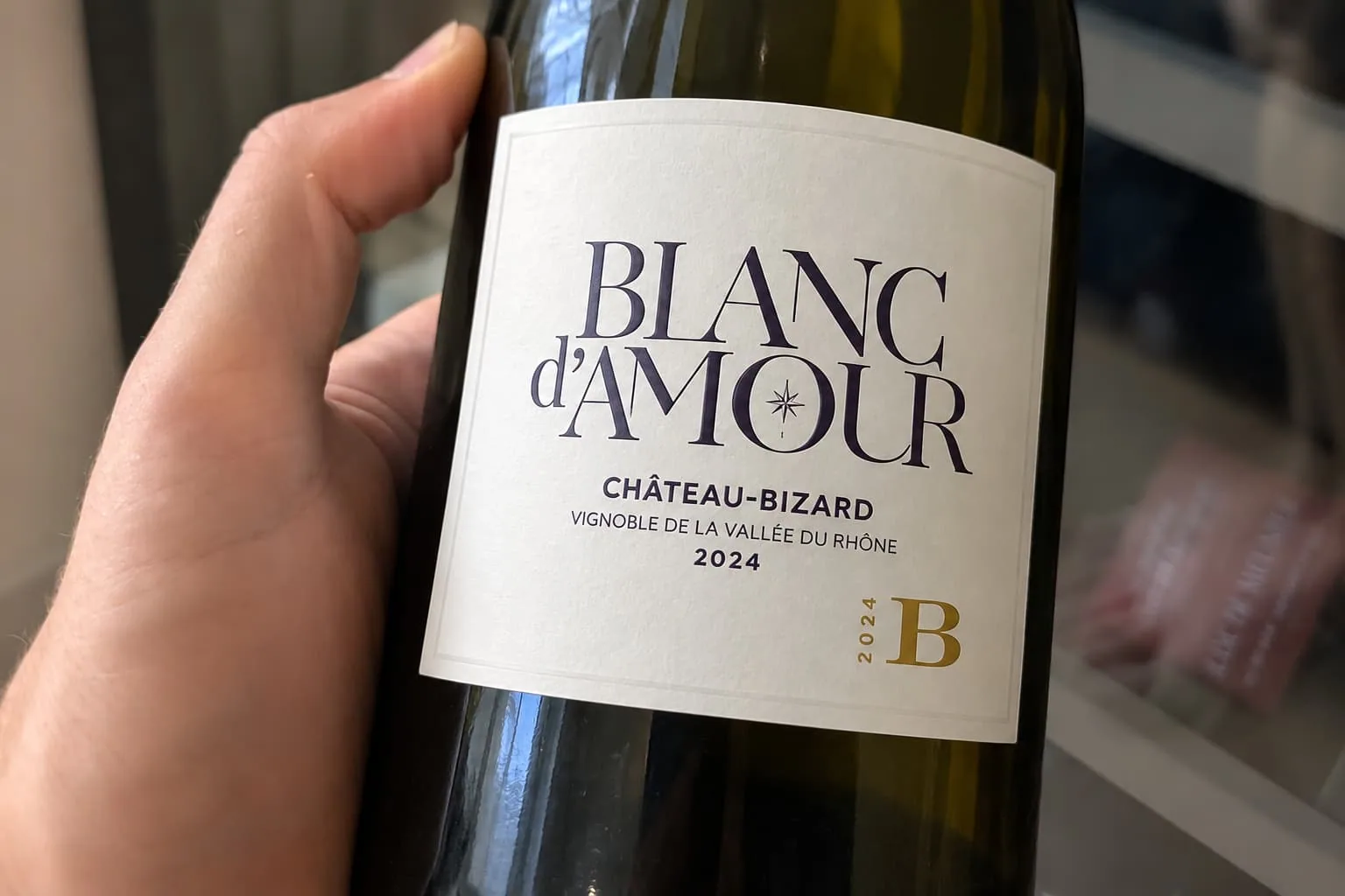 Bouteille de Blanc d’Amour 2024 du Château Bizard, Grignan-les-Adhémar, tenue en main
