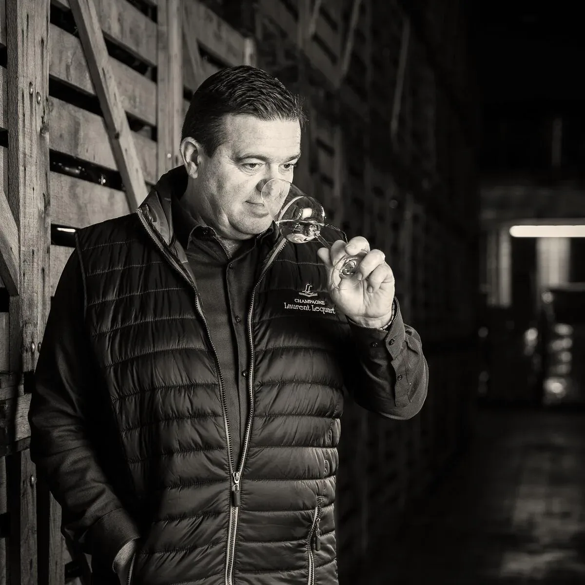 Laurent Lequart dégustant un verre de champagne dans sa cave à Passy-Grigny