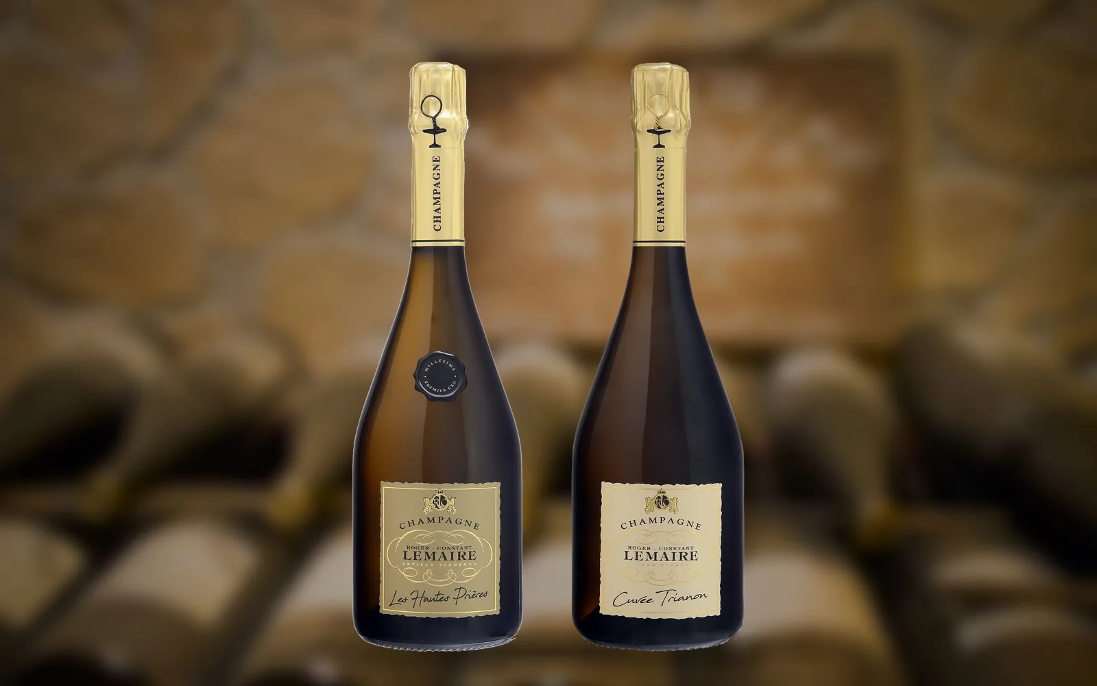 Les bouteilles Les Hautes-Prières et Cuvée Trianon du Champagne Roger-Constant Lemaire devant les caves de la maison