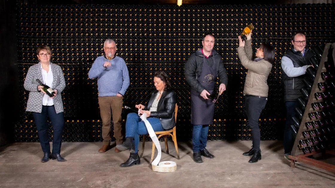 La famille Jacques dans la cave, à Baye. De gauche à droite : Valérie et Rémi Jacques, Pauline Jacques, Virginie Roussery, Quentin Jacques et Bastien Jacques