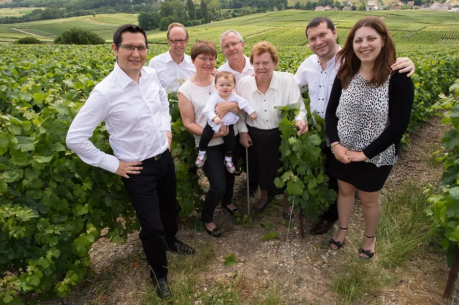 La famille Lemaire réunie dans les vignes, sur les coteaux de la vallée de la Marne
